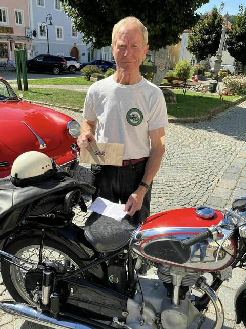 Prämiert wurde der Oldtimerclub Rohrbach mit Alois Leitner als größte teilnehmende Gruppe, die mit 31 Motorrädern angereist war.  | Foto: Werner Gahleitner