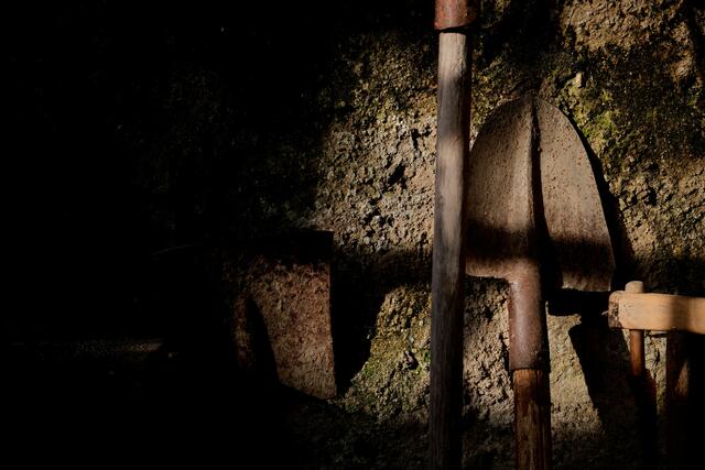 Zeugen sahen einen unbekannten Mann, der mit einer Schaufel die Auslagenscheibe eines Geschäfts in der Mariahilfer Straße eingeschlagen haben soll. (Symbolfoto) | Foto: Paolo Chiabrando/Unsplash