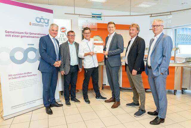 Das Klinikum Rohrbach und das Klinikum Schärding wurden für das Engagement bei der Lebensmittelabfallvermeidung mit einer Urkunde gewürdigt – sie schneiden im österreichweiten Großküchen-Monitoring von United Against Waste unter allen Krankenhäusern besonders gut ab. | Foto: Dominik Derflinger