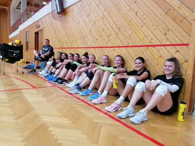 Pause muss schließlich auch mal sein. Die TUS-Damen mit Trainer Janko Hochstätter.  | Foto: TUS Bad Radkersburg 