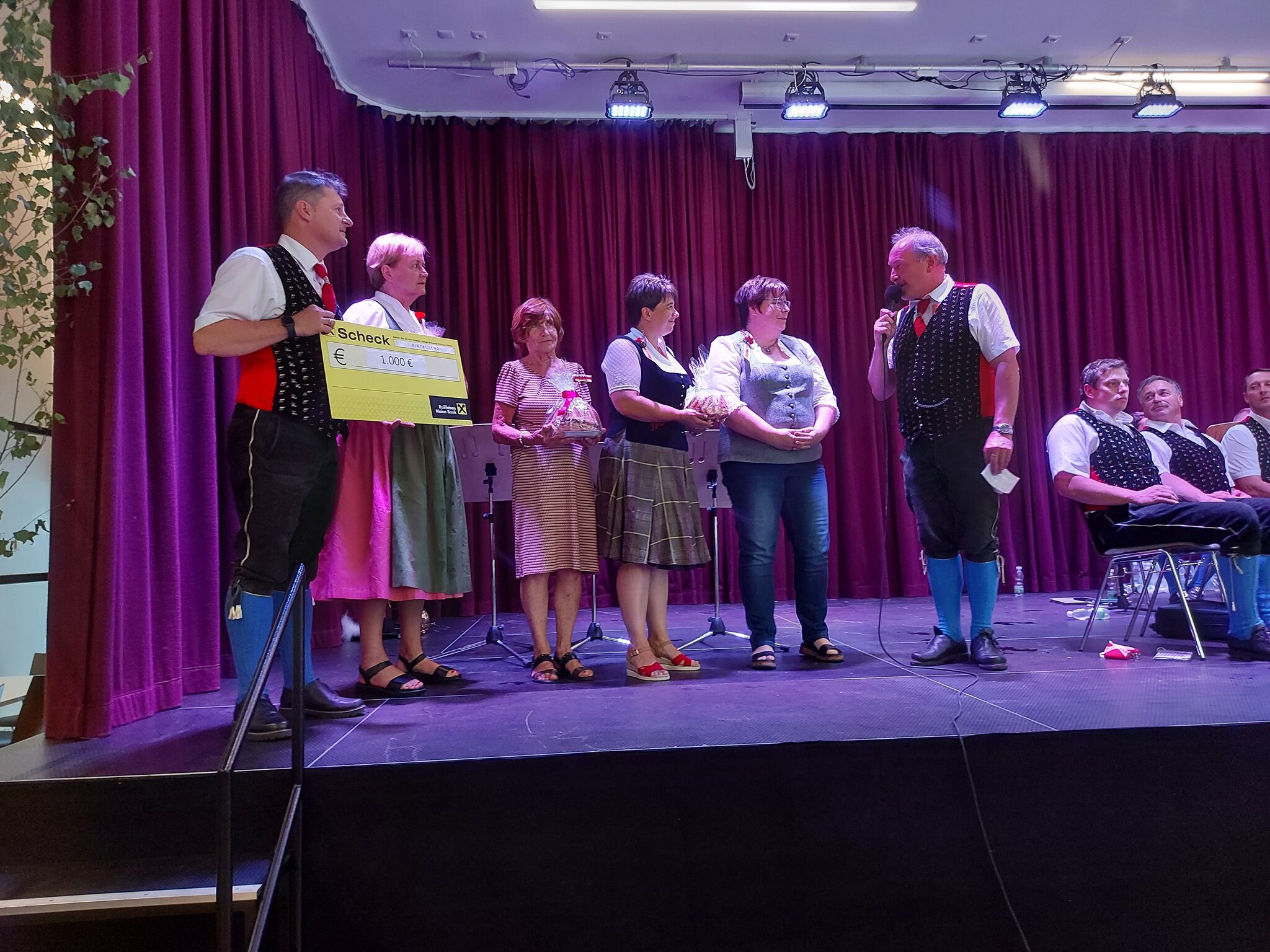 trachtenkapelle-malta-spenden-bergabe-an-dorfservice-lieser-maltatal