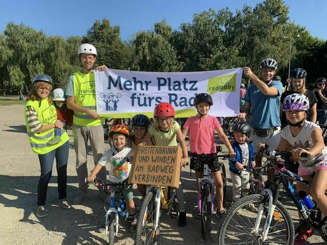 Zwischen Breitenbrunn und Winden wurde auf Rädern demonstriert.  | Foto: Radlobby Kirschblütenregion