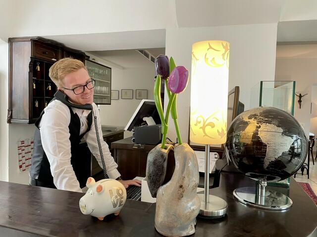 Lukas Zoder arbeitet an der Rezpetion im Gasthof "Zum Goldenen Anker" in Hainburg | Foto: Michalka