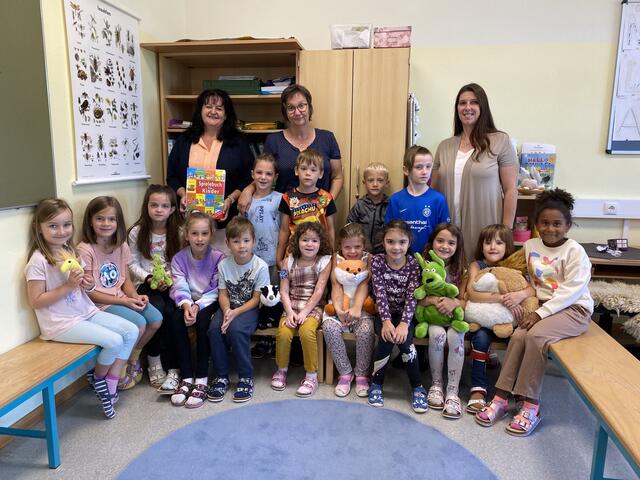 VS Judenau-Baumgarten, Klasse 1A mit Direktorin Sigrid Sallfert (links), Lehrkraft Irene Benischek (Mitte) und der Stützkraft Sandra Reiter (rechts). | Foto: Claudia Raidl