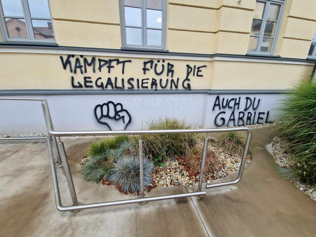 Unbekannte Vandalen hinterließen die "Botschaft" an der Fassade des Rathauses Oberwart. | Foto: BB