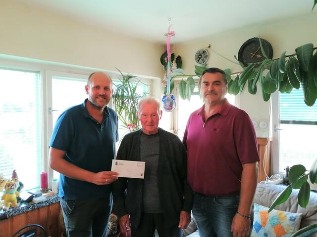 Gratulationen zum 90er: Vizebgm. Daniel Karacsonyi, Alois Berendi und Bgm. Martin Kramelhofer | Foto: Gemeinde Rechnitz