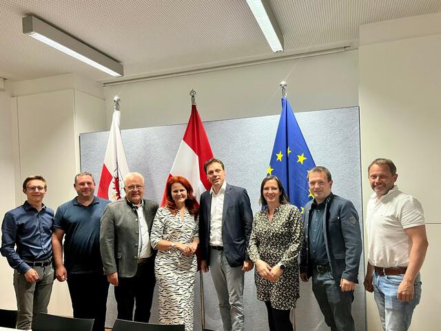 Der Bezirksparteivorstand Innsbruck Land fixierte den Wahlvorschlag für den Bezirksparteitag (v.l.): Stefan Müssigang, JVP Obmann Innsbruck Land; Werner Hackl, VBgm Hall; Hermann Gahr, NR; LR Cornelia Hagele; Dominik Hiltpolt, Bgm Reith b. S.; Anita Siller, Obfrau Tirolerinnen Innsbruck Land; Andreas Kirchmair, GF Bauernbund Innsbruck Land und Alexander Woertz. | Foto: Werner Bruck/VP