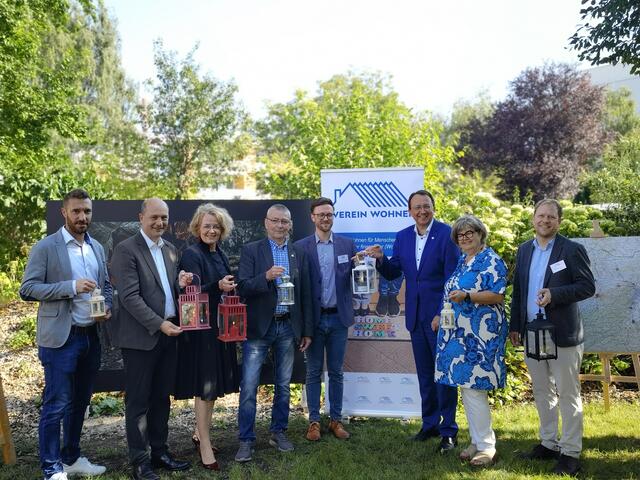 Von links nach rechts: GR Alexander Thallmeier, NÖ Gemeindebund Obmann Johannes Pressl, Landesrätin Christiane Teschl-Hofmeister, Stadtrat Dietmar Fenz, Leiter der Erstberatung Bernhard Kriechhammer, Bürgermeister Matthias Stadler, Geschäftsführung Verein Wohnen Ingrid Neuhauser und Matthias Zuser. | Foto: Verein Wohnen
