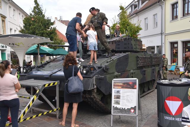 Das Militärkommando Burgenland lud zum 60er zur großen Leistungsschau in die Fußgängerzone Eisenstadt. | Foto: Stefan Schneider