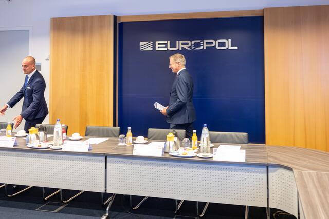 Besuch bei der EU-Polizeibehörde – der Ottensheimer Europol-Mitarbeiter Thomas Kirchberger (l.) begrüßte Landeshauptmann Thomas Stelzer.  | Foto: Land OÖ/Peter Mayr