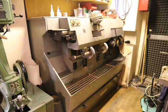 Stanz- und Schneidemaschine für Leder | Foto: Copyright: Michael Ellenbogen