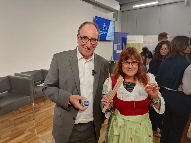 Konsument:innenschutzminister Rauch mit Taschenascher von Marcus Franz und AEV , künftig will auch er solche als Giveaway produzieren