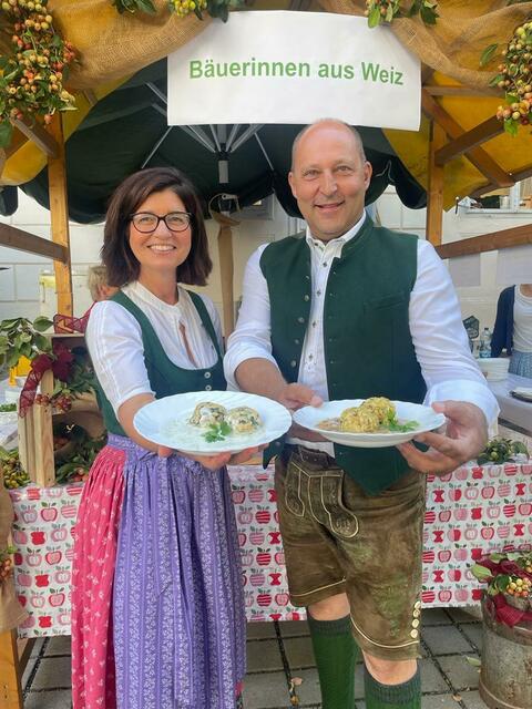 Bezirksbäuerin Ursula Reiter und Kammerobmann Josef Wumbauer  | Foto: zVg