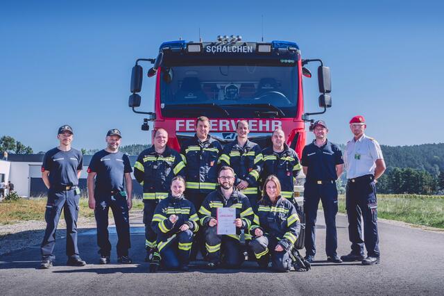 Die erfolgreichen Prüflinge und das Bewerterteam um Hauptbewerter ABI Christian Barhammer | Foto: FF Schalchen
