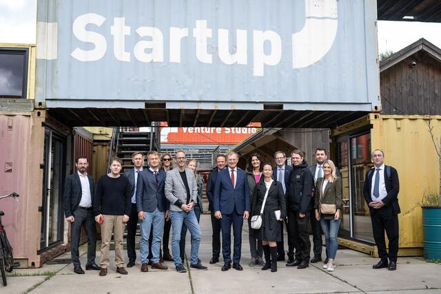 Die oberösterreichische Delegation im Start up-Containerdorf am Amsterdam Science Park. | Foto: Land OÖ/Peter Mayr