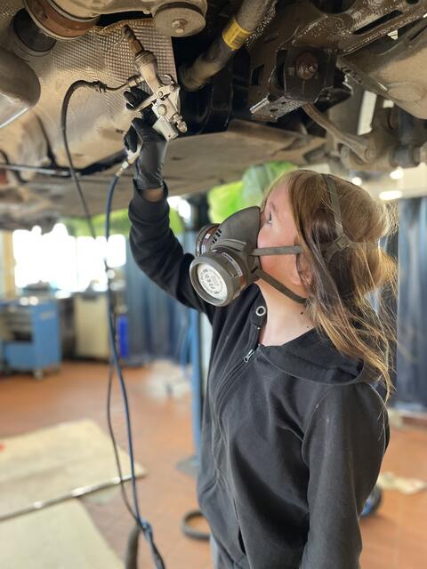 Michelle Schkutowa hat eine Leidenschaft für Autos. | Foto: Tanja Handlfinger