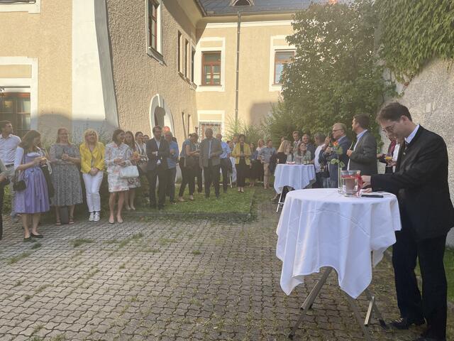 Dr. Peter Giller begrüßte seine Gäste im Innenhof des Gebäudes.  | Foto: RegionalMedien Salzburg
