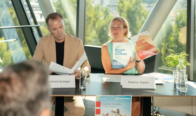 Vizebürgermeister Bernhard Auinger und Abteilungsvorständin Dagmar Aigner präsentieren die besonderen Veranstaltungen des Wissensherbst 2023. | Foto: Stadt:Salzburg/Alexander Killer