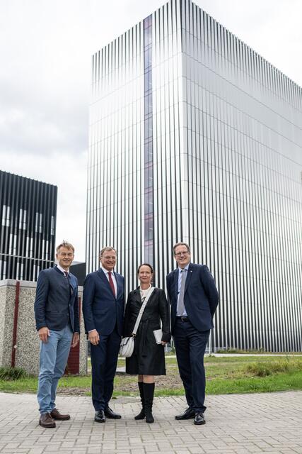 Business Upper Austria-Geschäftsführer Werner Pamminger, Landeshauptmann Thomas Stelzer, Stefanie Lindstaedt, Präsidentin des Institute of Digital Sciences Austria und Stefan Koch, designierter Rektor der Johannes-Kepler-Universität vor einem der riesigen Datenspeicherungs-Center auf dem Gelände des Amsterdam Science Parks. | Foto: Land OÖ/Peter Mayr