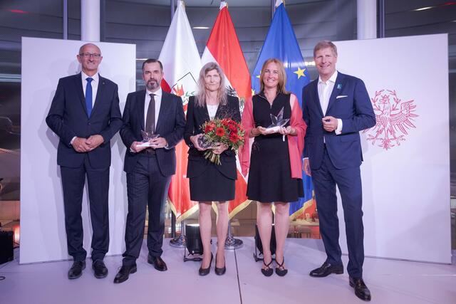 v.li.: LH Mattle, Clemens Pig, Ingeborg Hochmair-Desoyer, Karin Becker und Club-Tirol-Präsident Hadschieff. | Foto: © Land Tirol/Lechner