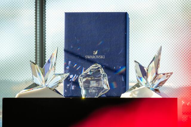 Links und rechts der „Rising Star“ sowie in der Mitte der „Rock-Kristall“ (für die neue Auszeichnung Lebenswerk) – jeweils von Swarovski. | Foto: © Land Tirol/Christanell
