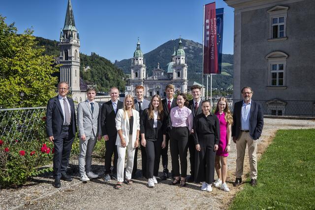 v.l.n.r. Maurizio Musso (Jurykoordinator), Elias Eckschlager, Emil Straschil, Amelie Keil, Paul Glöckler, Hannah Geisler, Jan Schmidt, Karin Buchner, Fabian Plank, Irina Maria Lux, Lisa Holder (Kaiserschild-Stiftung), Hendrik Lehnert (Rektor PLUS), nicht anwesend Carolin Einzenberger.  | Foto: (c) PLUS/Michael Namberger