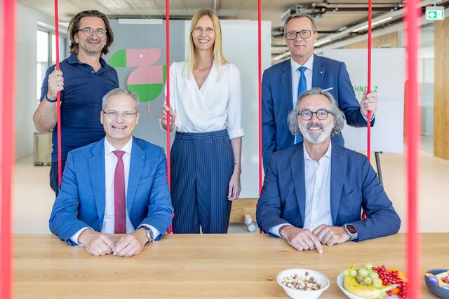 Techno-Z Puch Urstein (v.l.) Architekt Dirk Lange (Kadawittfeldarchitektur), Direktor Andreas Derndorfer (RVS-Geschäftsleitung Unternehmens-steuerung), Sybille Maier-Ginther (Prok. Techno-Z Urstein GmbH), KR Heinz Konrad (Gen.Dir. Raiffeisenverband Salzburg eGen),  Werner Pfeiffenberger (GF Techno-Z Verbund GmbH) | Foto: Techno-Z / wildbild