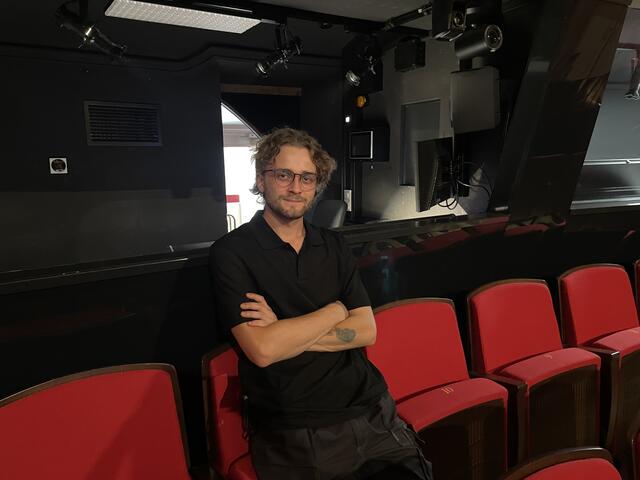 Erfolgreich die Lehre abgeschlossen: der 24-jährige Kyle Weimar vor seinem Arbeitsplatz im Salzburger Landestheater. | Foto: Lisa Gold