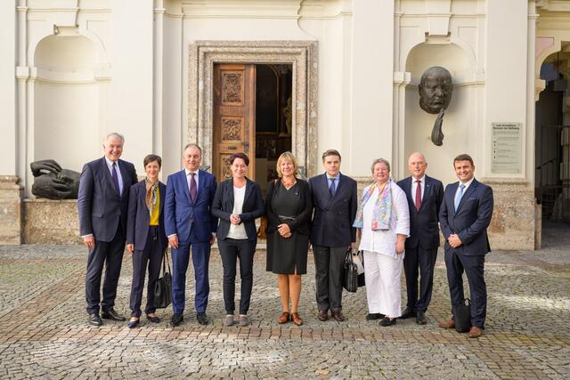 Der Slowenische Botschafter in Österreich, S.E. Aleksander Geržina, begleitete die Botschafter/-innen aus Deutschland, Frankreich, Italien, Liechtenstein, Österreich und der Schweiz oder deren Vertreter/-innen, sowie Martin Eichtinger, Sonderbeauftragter und Koordinator für Nachbarschaftspolitik und die außenpolitische Dimension des Donauraums (BMEIA), von Wien nach Innsbruck. | Foto: © Franz Oss