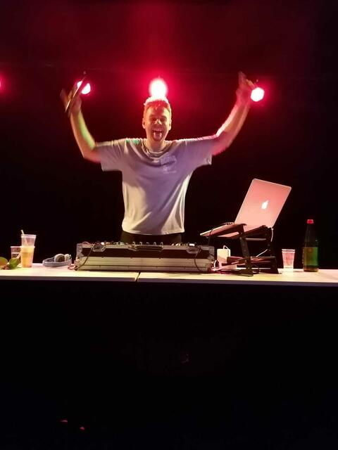 Yeah! Bei der Eventserie "Flanieren und Radieren" lud man noch zur Aftershow-Party ins Zehnerhaus.  | Foto: TUS Bad Radkersburg 