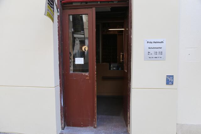 Der Eingang zum Schuhmacher Helmuth Pritz in der Buchfeldgasse 2 in der Josefsadt | Foto: Copyright: Michael Ellenbogen