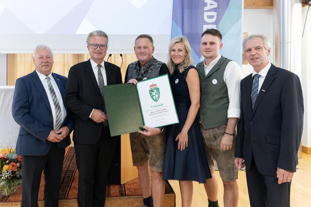 Bürgermeister Gerhard Konrad und Landeshauptmann Christopher Drexler bei der Überreichung des Landeswappens an Geschäftsführer Klaus Zidek und seine Familie | Foto: derFlor