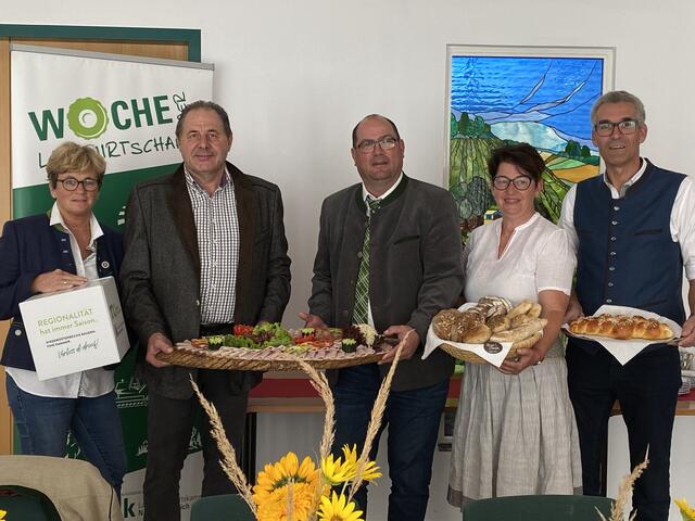 Im Gespräch mit dem Vorstand der Bezirksbauernkammer Tullnerfeld: (v.l.n.r.) Gebietsbäuerin Angelika Buchinger, Wilhelm Hauser, Kammerobmann Mathias Holzer, Bezirksbäuerin Angelika Hagl-Lechner, Kammerobmannstellvertreter Fritz Buchinger | Foto: Claudia Raidl