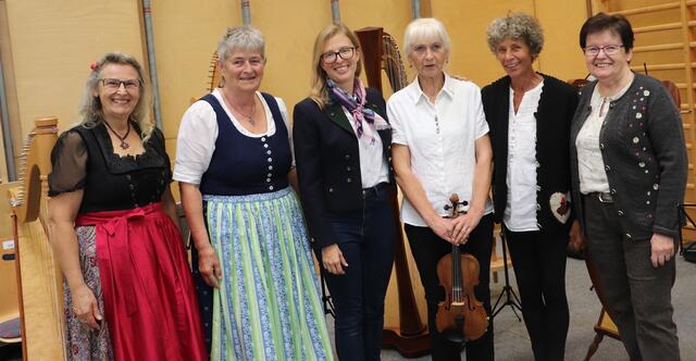 Bei Beruf und Familie bleibt oft keine Zeit, um ein Musikinstrument zu erlernen. Die große Chance dafür kommt mit der Pensionierung. Lehrer und Schüler der Musikschule Kalsdorf motivierten bei der Gesundheitsmesse dazu. Für geistige Fitness, Lebensfreude und gesellschaftliche Teilhabe ist  musizieren in Gemeinschaft ein Erfolgsfaktor.  | Foto: Edith Ertl