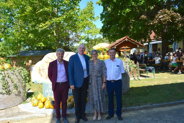 Beim Dorffest: Gemeinderat Franz Bauer, Bischof Ägidius Zsifkovics, Bgm. Karin Kirisits und Vbgm. Andreas Grandits (von links). | Foto: Gemeinde Hackerberg