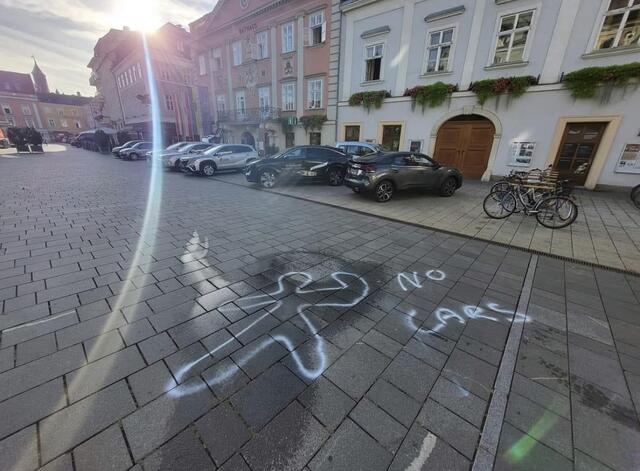 Am Hauptplatz trafen Gegner und Befürworter schon morgens in einen "Diskurs". | Foto: Winkler, privat, Vernunft statt Ostumfahrung,