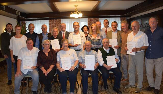 Ein Teil der eingeladenen Mitglieder mit den Ehrengästen bei der Ehrung  für 40 und 50-jährige Mitgliedschaft im Frauentalerhof 
