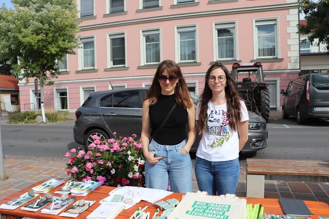Klimafreundlich und einfach von A nach B zu kommen: Alice und Sofia  vom Verkehrsverbund hatten darauf Antworten und gaben Infos zum neuen Fahrplanangebot. | Foto: Edith Ertl