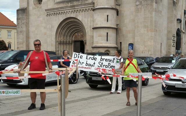 Mit "Geh-Fährten" wurde auch am Domplatz protestiert. | Foto: Winkler, privat, Vernunft statt Ostumfahrung,