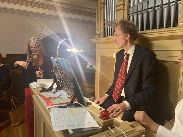 Claudia Woldan und Christiaan van de Woestijne zu Gast in der evangelischen Kirche in Neuhaus am Klausenbach. | Foto: Anna Maria Kaufmann