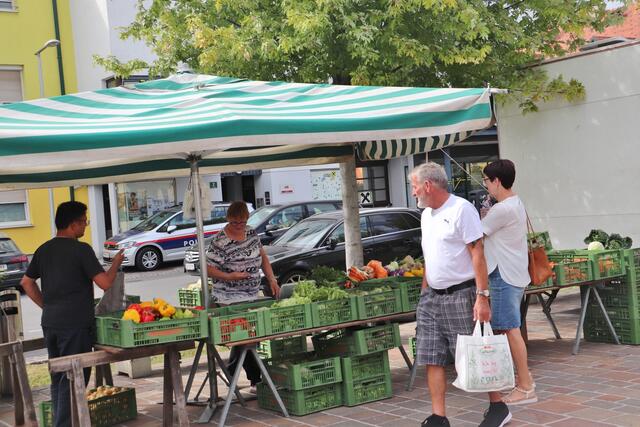 Regional einkaufen und unsere Landwirte stärken: der Bauernmarkt in Feldkirchen hat von Obst und Gemüse bis Brot und Fleisch alles, was schmeckt und wo man weiß, woher die Lebensmittel kommen. | Foto: Edith Ertl