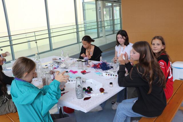 Die Points 4 Action-Jugend unterstützte den Gesundheits- und Mobilitätstag und bastelte bezaubernde Windlichter. | Foto: Edith Ertl