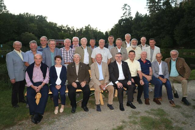 Gemütliches Treffen der Alt-Bürgermeister im Anglerparadies mit Ratspräsident Willi Jordan, seinen Vizepräsidenten Franz Huber und Karl Gabler, Landtagsabgeordneter Franz Linsbauer, Landesrat Ludwig Schleritzko, Heribert Reisinger, Otto Schmutz, Elisabeth Allram und Gerhard Dafert (vorne, v.r.), Erwin Krottendorfer, Josef Gumpinger, Hans Glück, Edi Prand, Anton Roithner, Franz Krestan, Walter Krippel, Harry Schmied, Werner Neubert, Alex Klik, Leopold Winkelhofer, Josef Gundinger, Josef Spiegl, Johann Sodeck und Josef Daniel (stehend, v.l.).  | Foto: Herbert Gschweidl
