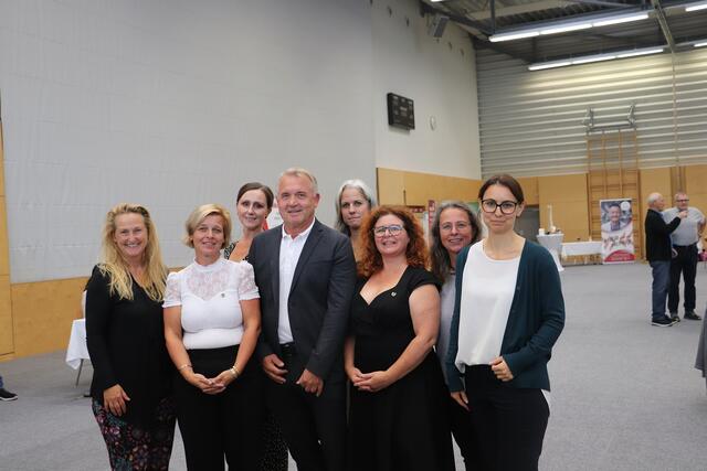 Bgm. Manfred Komericky mit dem Organisationsteam aus Ausschussmitgliedern und SOFA Soziale Dienste | Foto: Edith Ertl