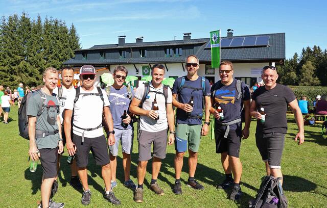 Foto: Wanderfreudige Burschen aus Waxenberg