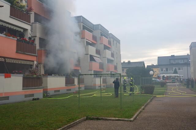 In der betroffenen Wohnung hat sich zum Brandzeitpunkt keine Person befunden, wie sich im Einsatzverlauf herausgestellt hat. | Foto: laumat.at/Matthias Lauber