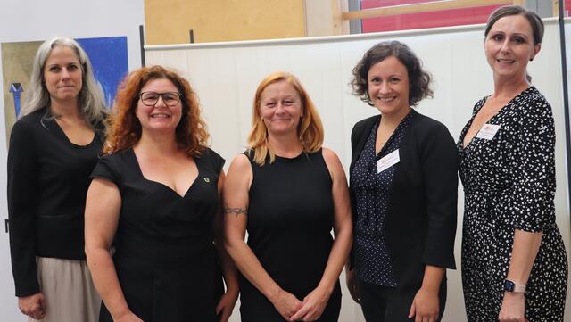 Sandra Goldberg (2.v.l.) und Bea Weichhart mit SOFA Frauen-Power. | Foto: Edith Ertl