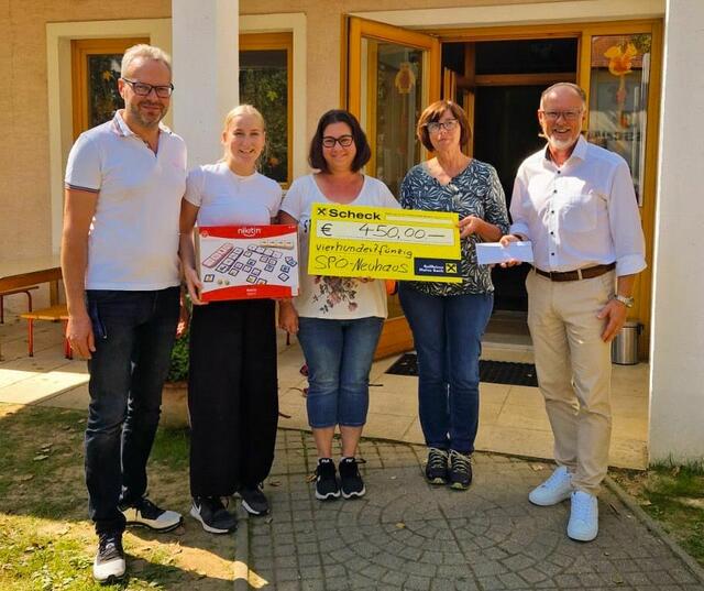 Vizebürgermeister Rudolf Rogatsch (rechts) und Ortsparteivorsitzender Reinhard Jud-Mund übergaben dem Kindergarten einen Scheck über 450 Euro. | Foto: SPÖ