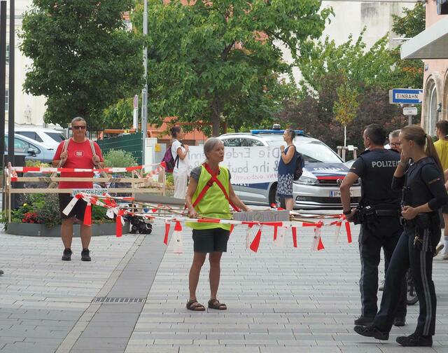 Proteste der Gegner und Polizei-Beobachtung. | Foto: Winkler, privat, Vernunft statt Ostumfahrung,