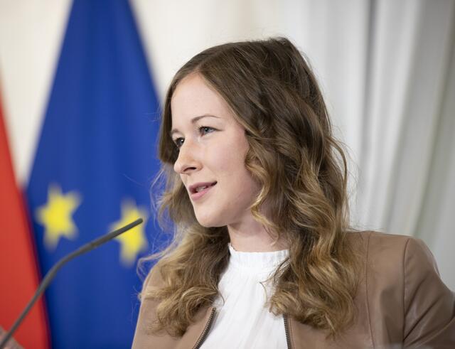 Jugendstaatssekretärin Claudia Plakolm (ÖVP) sieht die ökosoziale Steuerreform auf dem richtigen Weg. | Foto: APA/Tobias Steinmaurer